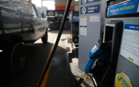 Imagem do post Petrobras reduz preço do diesel para distribuidoras a partir desta segunda-feira (1º)