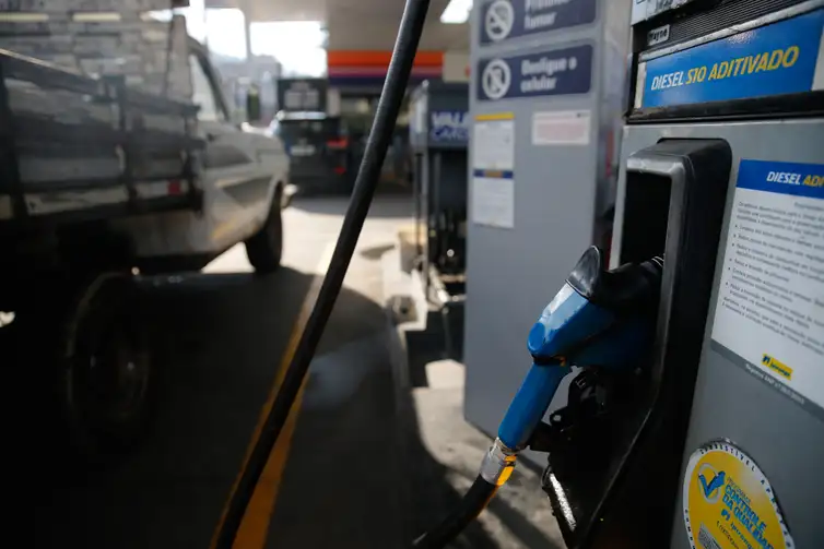 Petrobras reduz preço do diesel para distribuidoras a partir desta segunda-feira (1º)