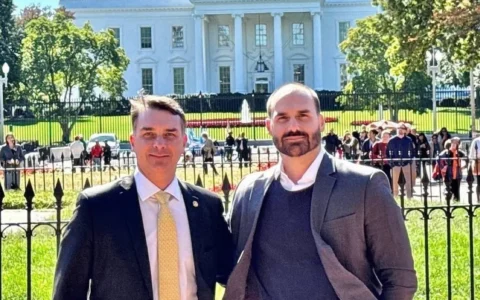 Imagem do post Flávio chama condenação de Eduardo Bolsonaro de “grande injustiça”