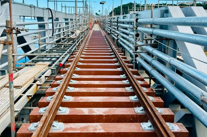 Primeiros trilhos do VLT Salvador são instalados na Ponte São João
