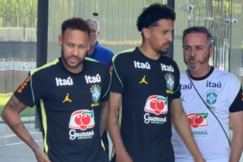 Imagem do post Neymar passa por corredor polonês em primeiro treino com bola junto à Seleção
