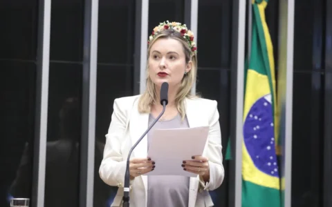 Imagem do post Eduardo Bolsonaro defende Júlia Zanatta como vice de Flávio Bolsonaro
