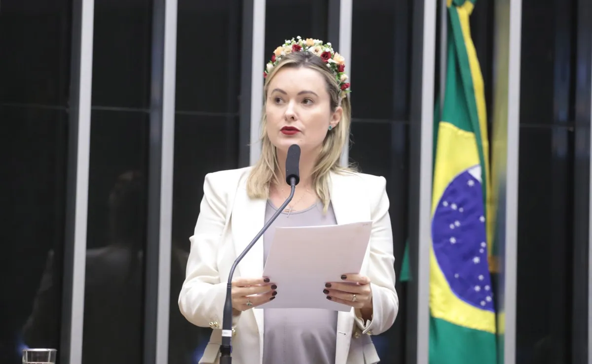 Eduardo Bolsonaro defende Júlia Zanatta como vice de Flávio Bolsonaro
