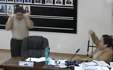 Imagem do post VÍDEO: confusão em plenário termina com vereadora jogando microfone após reclamação