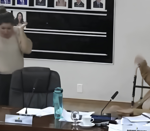 Imagem do post VÍDEO: confusão em plenário termina com vereadora jogando microfone após reclamação