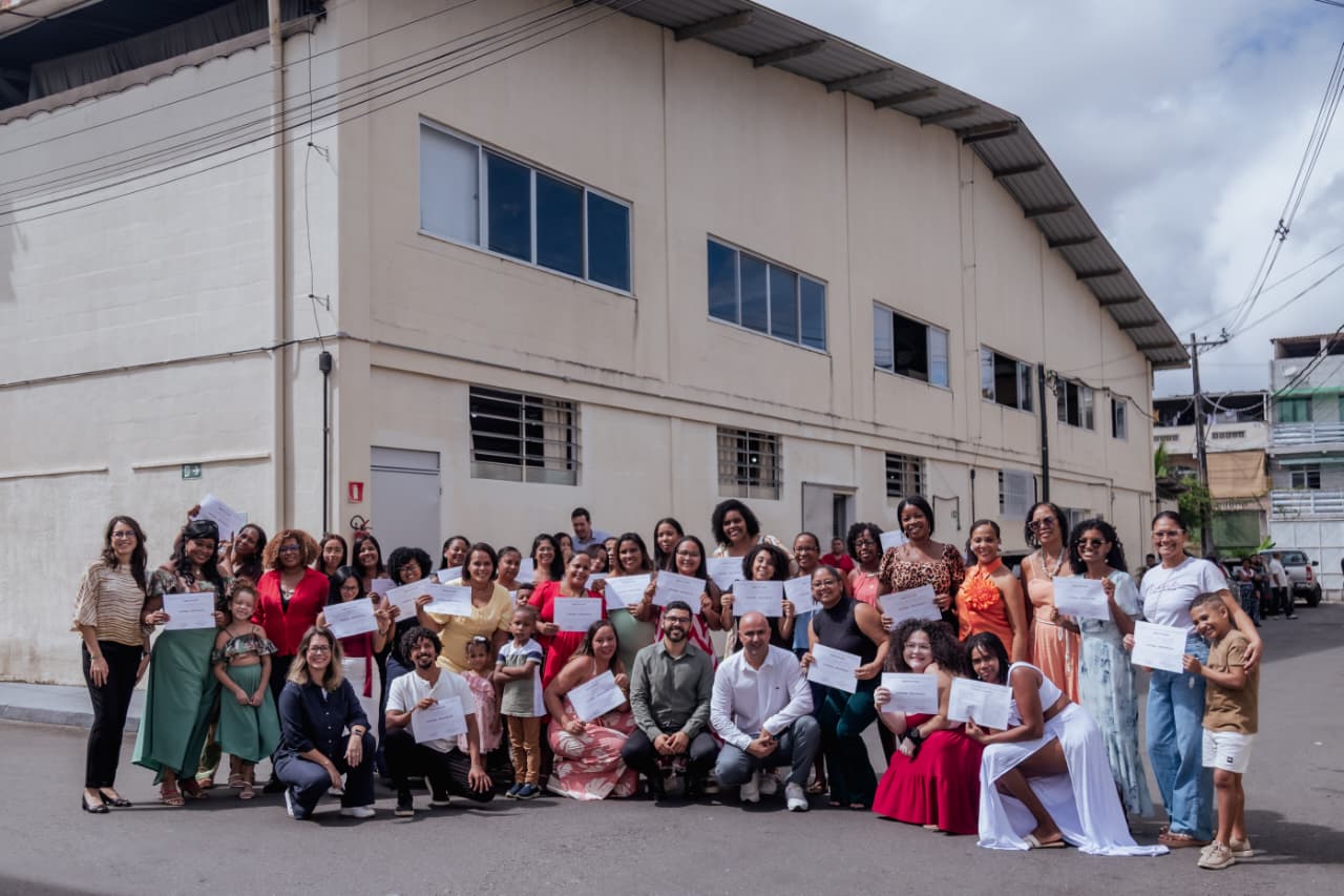 Formatura do Ponto da Moda promove exposição de roupas feitas com tecidos e materiais recicláveis