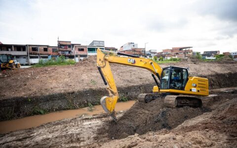 Imagem do post Obra de macrodrenagem da Bacia do Rio Camaçari avança e chega a novo trecho