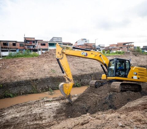 Imagem do post Obra de macrodrenagem da Bacia do Rio Camaçari avança e chega a novo trecho