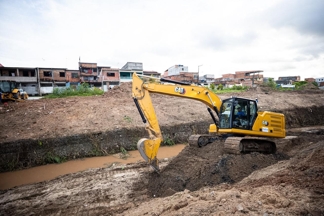 Obra de macrodrenagem da Bacia do Rio Camaçari avança e chega a novo trecho