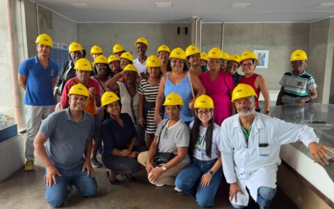 Imagem do post Usuárias do CRAS Caji conhecem de perto como a água chega às casas durante visita à Embasa