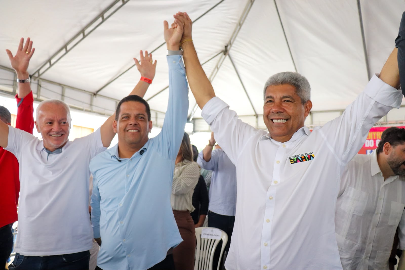 Prefeito da base de ACM Neto convida Jerônimo para “tomar um licor juntos”