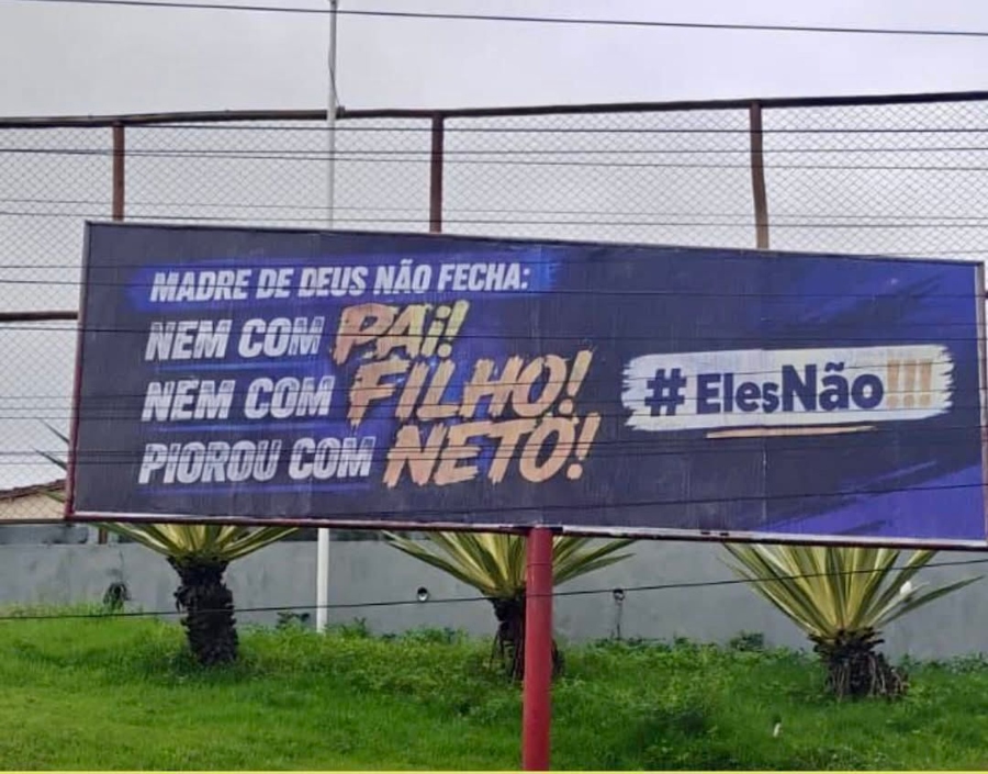 Moradores de Madre de Deus instalam outdoors contra aliança política de ACM Neto com a família Bolsonaro