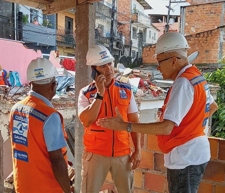 Desabamento em Pirajá mobiliza força-tarefa da Prefeitura; criança fica ferida após queda de estrutura