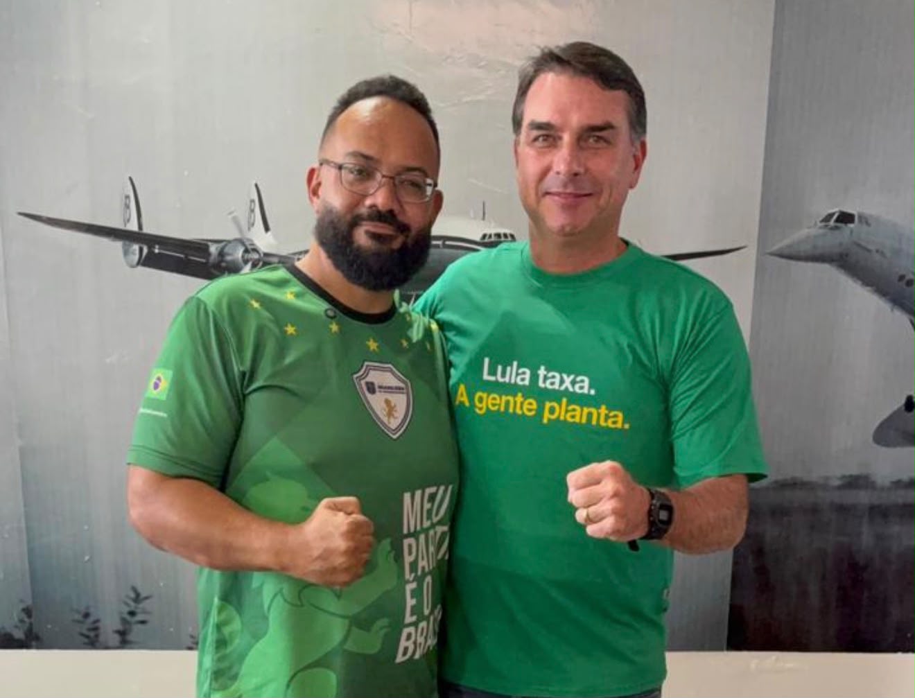 Flávio Bolsonaro desembarca na Bahia Farm Show e recebe apoio de Leandro de Jesus
