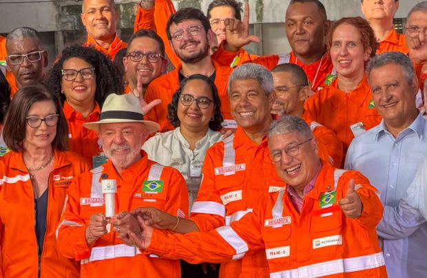Rosemberg compara queda de Flávio Bolsonaro ao desempenho de ACM Neto