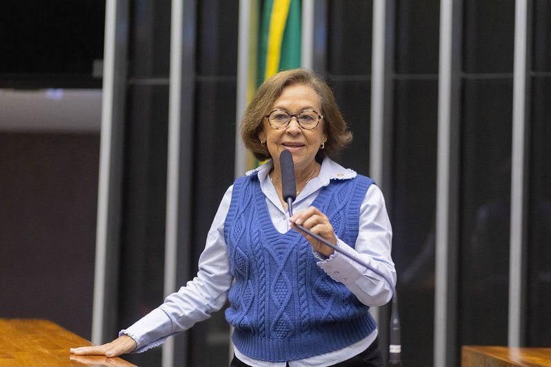 Lídice da Mata compara ação de Flávio Bolsonaro contra pesquisa ao movimento de ACM Neto em 2022
