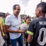 No dia da estreia do Brasil na Copa, Bruno Reis inaugura 100º campo público de grama sintética de Salvador