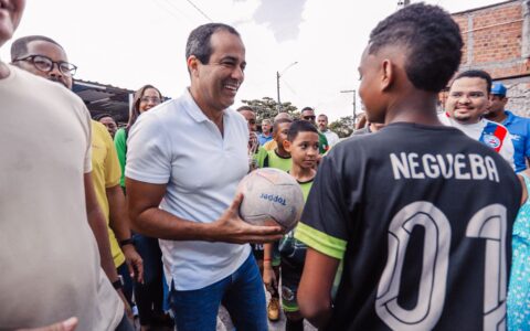 Imagem do post No dia da estreia do Brasil na Copa, Bruno Reis inaugura 100º campo público de grama sintética de Salvador
