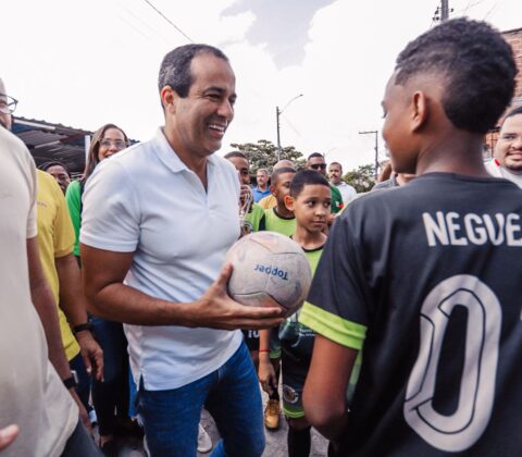 Imagem do post No dia da estreia do Brasil na Copa, Bruno Reis inaugura 100º campo público de grama sintética de Salvador
