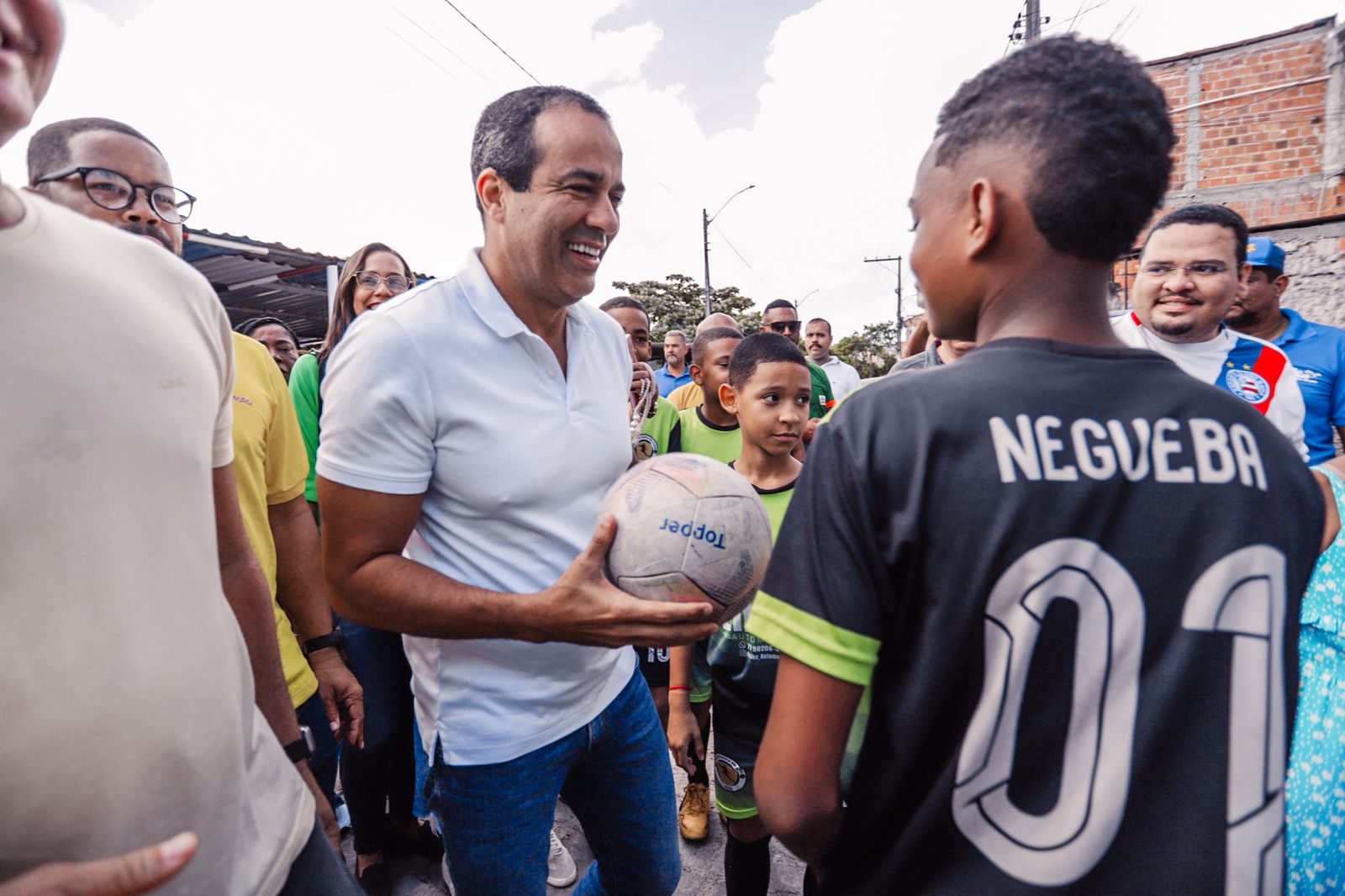 No dia da estreia do Brasil na Copa, Bruno Reis inaugura 100º campo público de grama sintética de Salvador