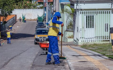Imagem do post Prefeitura intensifica serviços de limpeza urbana em bairros de Lauro de Freitas