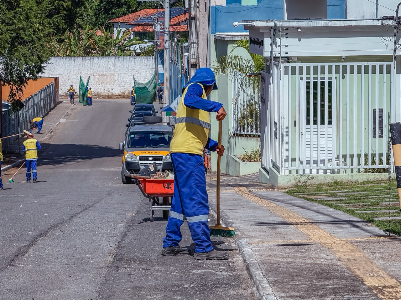 Prefeitura intensifica serviços de limpeza urbana em bairros de Lauro de Freitas