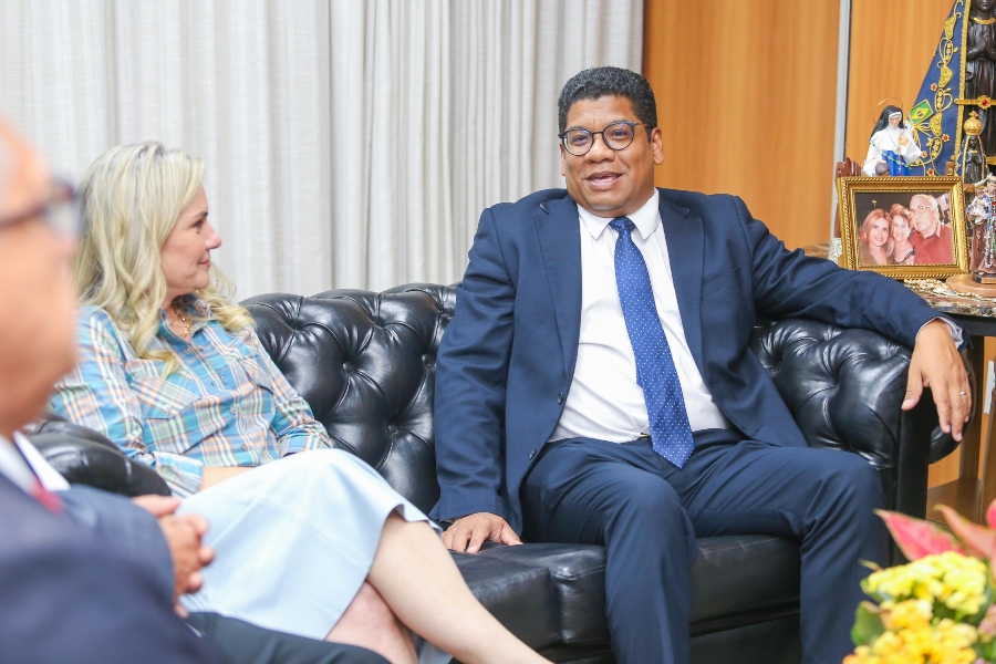 Ivana Bastos e embaixador de Cuba debatem cooperação em turismo, saúde e cultura na Alba