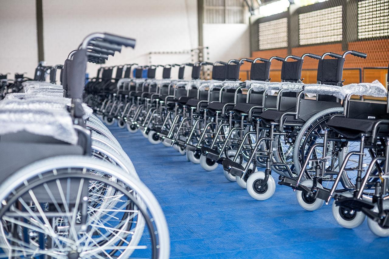 Camaçari entrega mais de 180 cadeiras de rodas para usuários do SUS