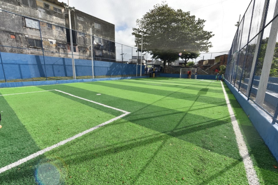 Prefeitura de Salvador atinge a marca de 100 campos de grama sintética inaugurados com nova arena em Cajazeiras XI