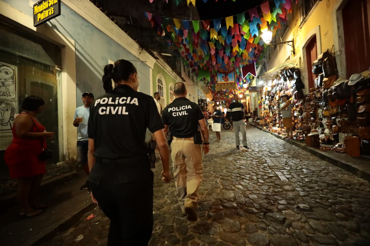 Polícia faz operação no Pelourinho e mira fogos irregulares no São João