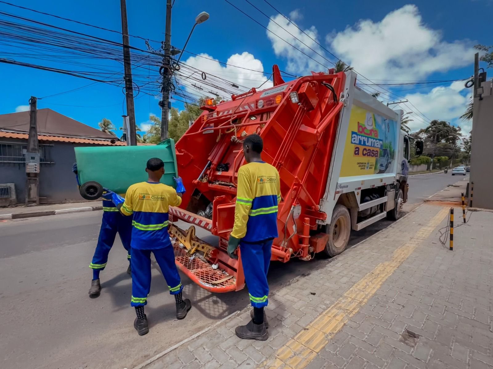Greve dos garis muda coleta de lixo em Lauro de Freitas