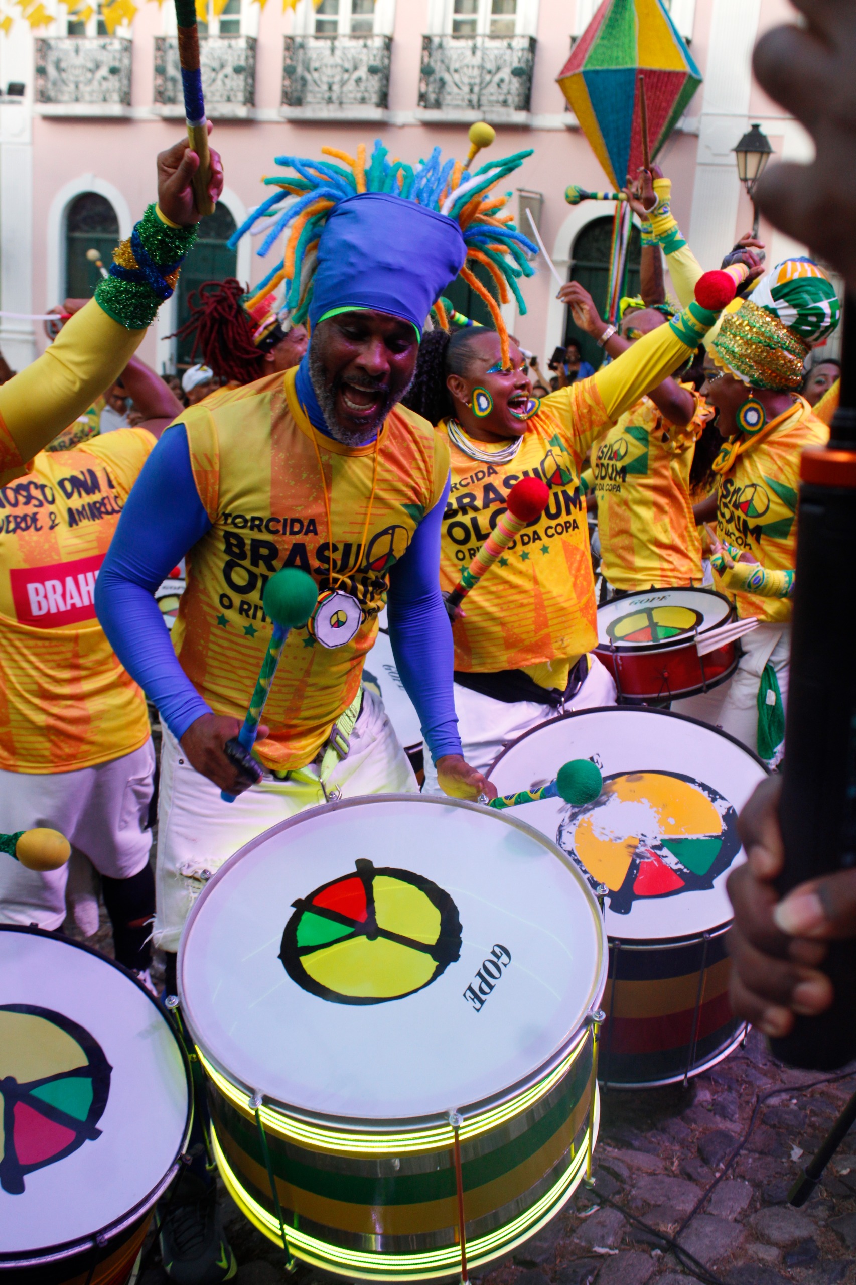 Torcida Brasil Olodum volta ao Pelourinho para acompanhar Brasil nas oitavas de final da Copa do Mundo
