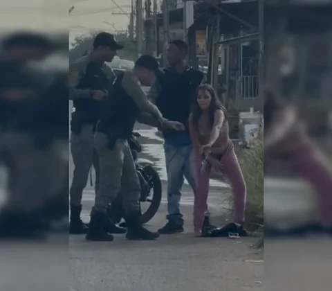 Imagem do post Mulher é flagrada com pistola escondida nas partes íntimas e confusão marca abordagem policial