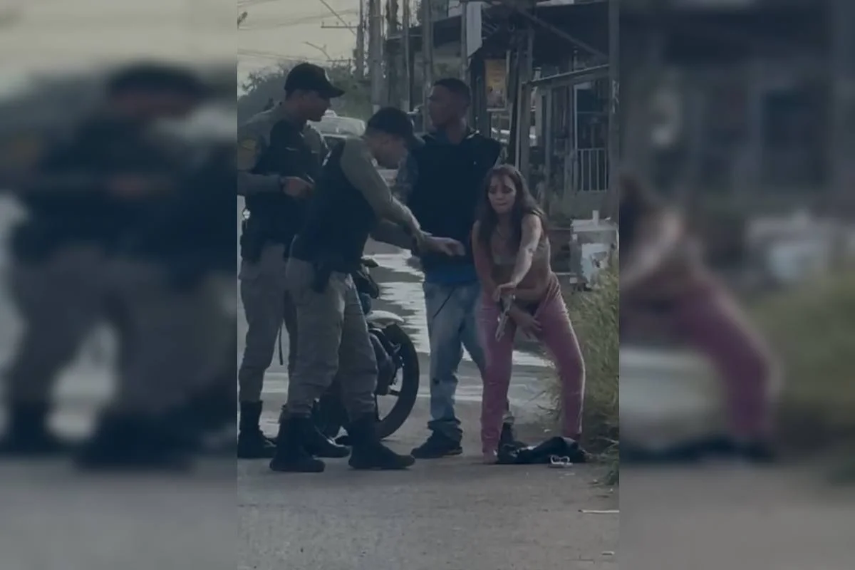 Mulher é flagrada com pistola escondida nas partes íntimas e confusão marca abordagem policial