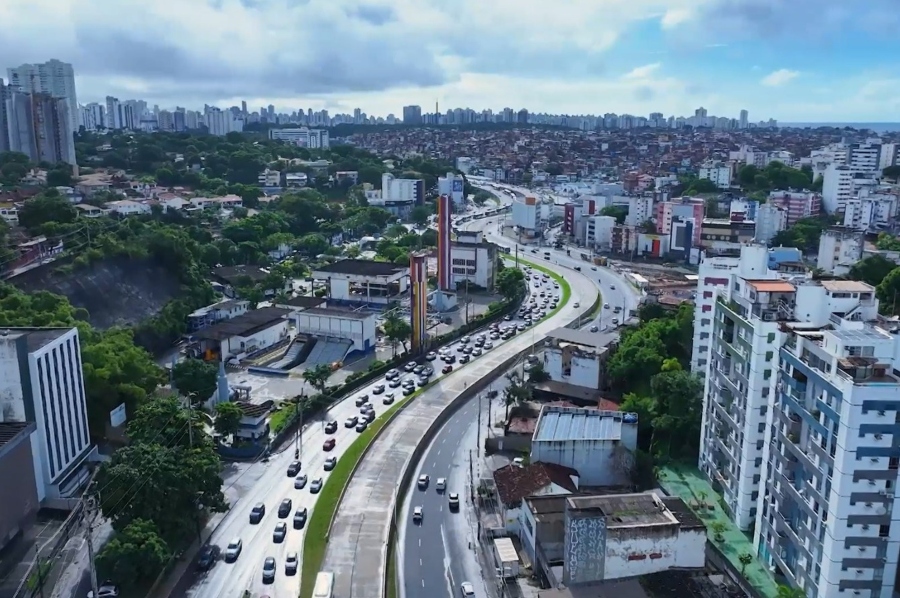 Interdição na Avenida Juracy Magalhães Júnior altera trânsito e transporte para obras de passarela na Lucaia