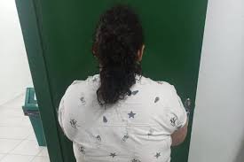 Imagem do post Mulher que fingia ter 12 anos é investigada por manipular família adotiva e esconder identidade
