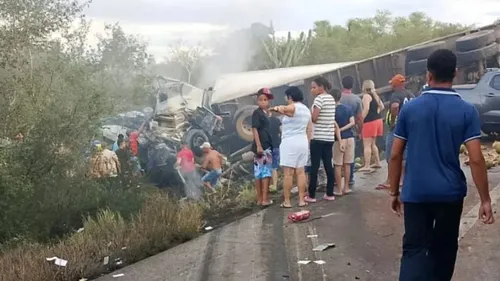 Tragédia na BR-116 deixa 16 mortos na Bahia e leva governo a decretar luto de três dias