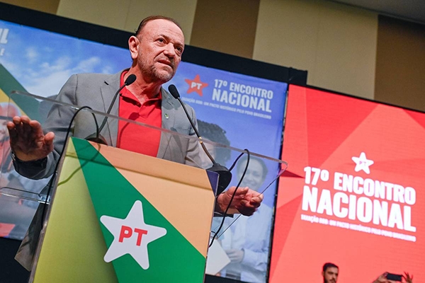 PT faz aceno a evangélicos, critica uso político da fé e evita temas polêmicos em carta
