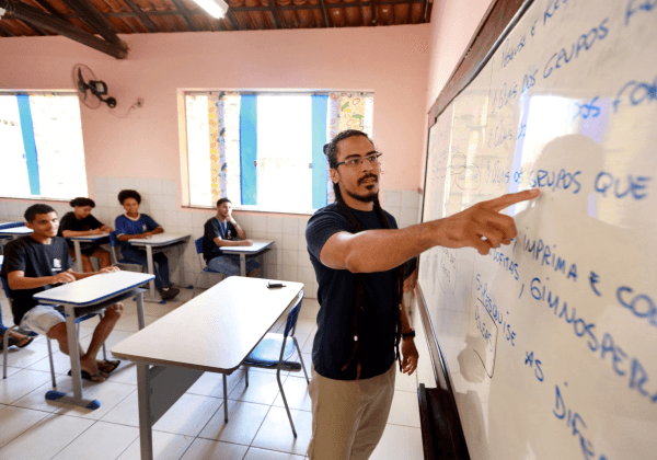 Piso dos professores é reajustado e passa a valer mais de R$ 5 mil; veja mudanças