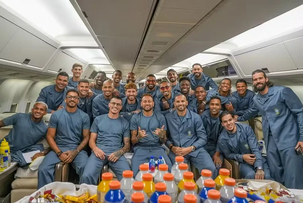 Seleção desembarca nos EUA com 10 toneladas de bagagem e até um ‘Samu ambulante’