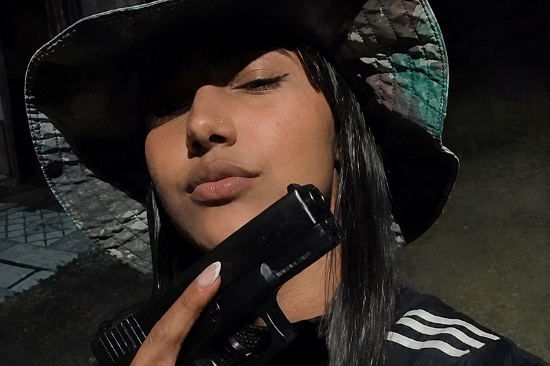Jovem que ostentava armas nas redes sociais é morta a tiros