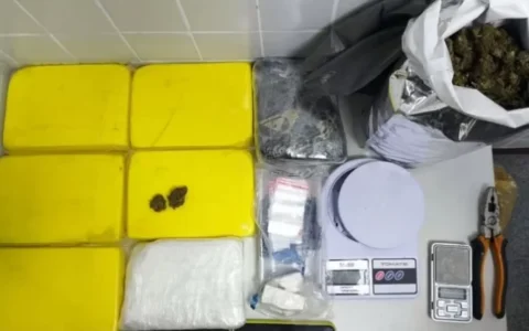 Imagem do post Suspeito tenta despistar PM, mas acaba preso com porções de maconha