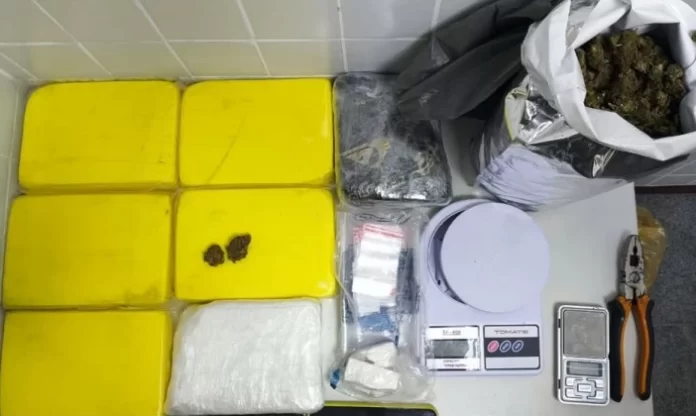 Suspeito tenta despistar PM, mas acaba preso com porções de maconha