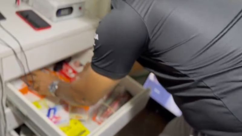 Operação mira lojas e assistência técnicas suspeitas de comercializar celulares roubados