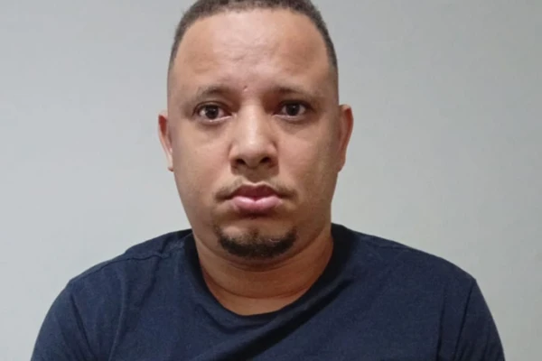 “Rei do desbloqueio de iPhones” é preso durante operação policial em área do CV