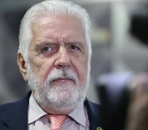 Imagem do post Jaques Wagner deixa liderança do governo após reunião com Lula; veja quem pode assumir o cargo