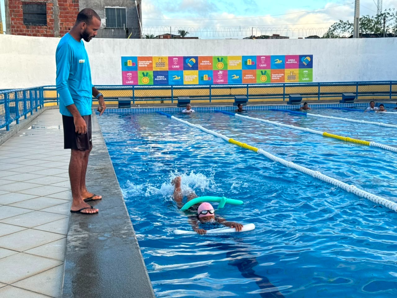 Arena Aquática de Lauro de Freitas retoma aulas gratuitas de natação e hidroginástica