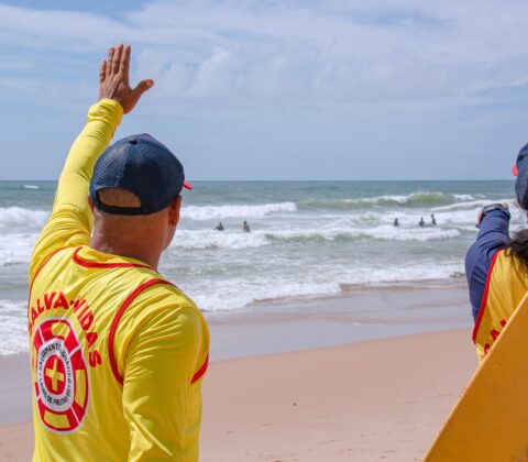 Imagem do post Alerta em Lauro de Freitas: Mar agitado e ondas de até 3 metros acendem aviso nas praias