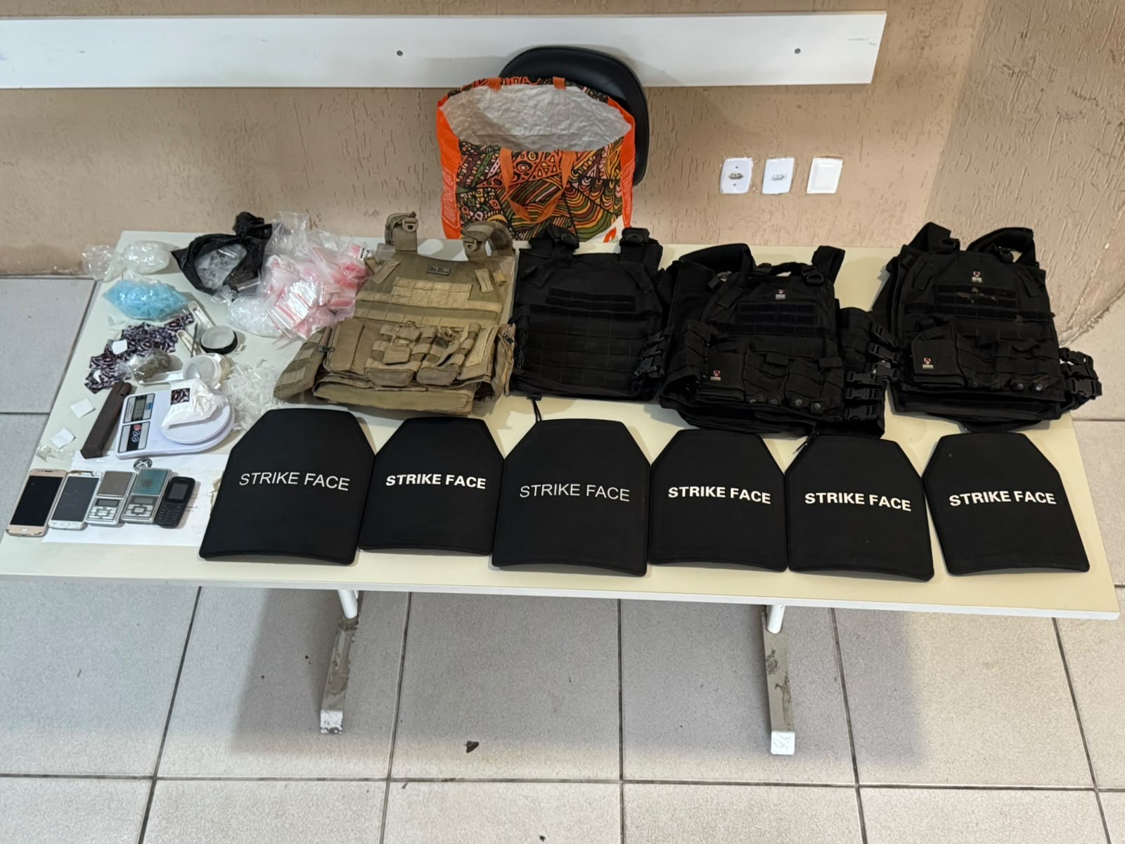 Planeta dos Macacos: Traficantes fogem e polícia apreende coletes e drogas