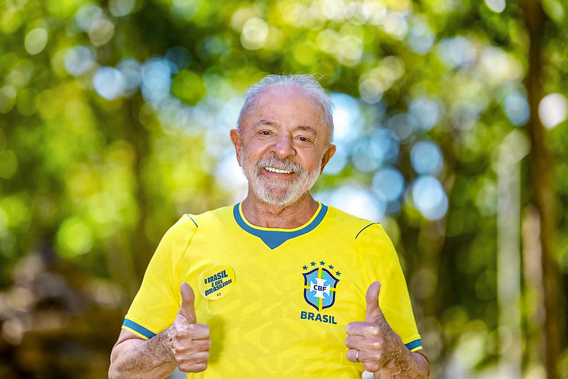 Filhos de Bolsonaro culpam PT por nova eliminação do Brasil na Copa